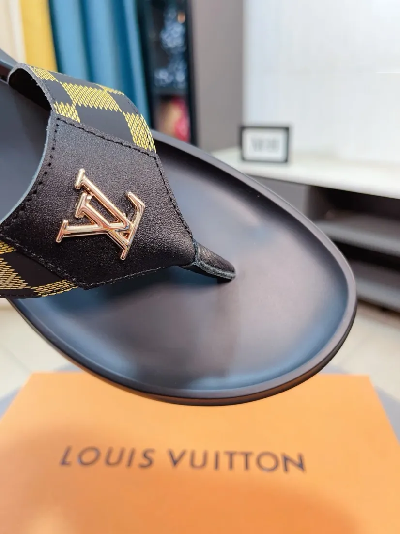Men's shoes 💰260🌹🌹 (lv-Louis Vuitton) new men's sandals, high-end boutique, exquisite embossed logo decoration on the upper, fine workmanship, super soft soles, casual, loose and comfortable, a must-have in summer! \nsize：38-44